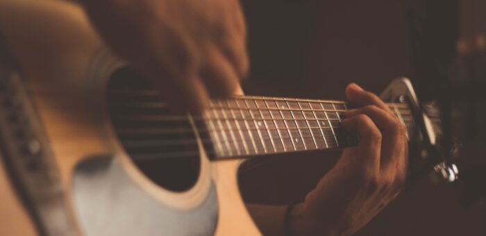 ZDRAVO JA SAM GITARA A KO SI TI? – Priča o početku